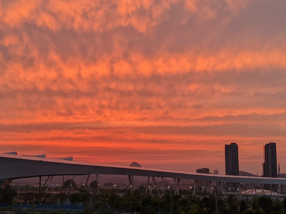 火烧云燃烧的天空下城市建筑的剪影