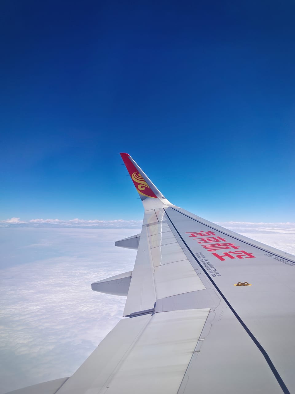 万米高空机翼下的云海与蓝天